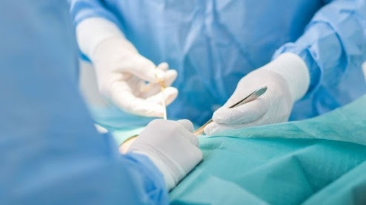 La condena alcanzó a la médica, al sanatorio y a la prepaga por una gasa de 30x30 olvidada en el abdomen.