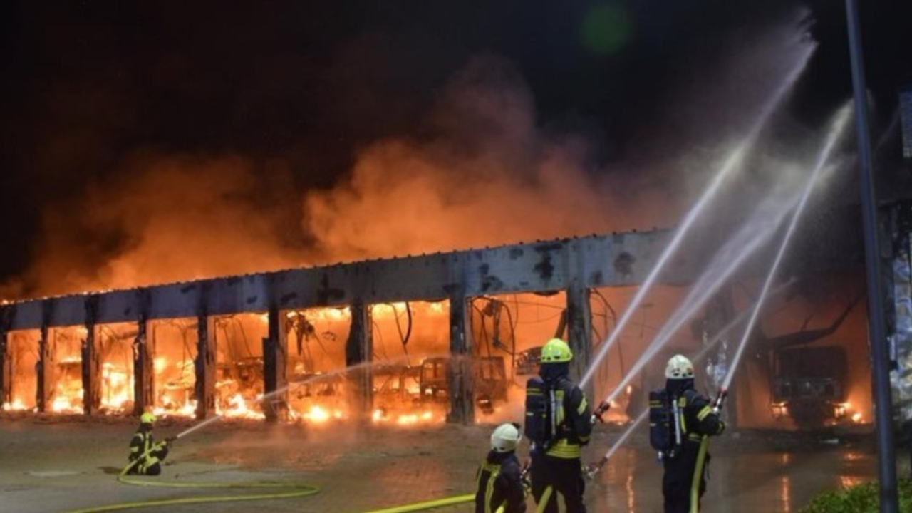 Una nueva estación de bomberos en el centro de Alemania que fue arrasada en un incendio no tenía un sistema de alarma contra fuego, reportaron medios de comunicación locales.