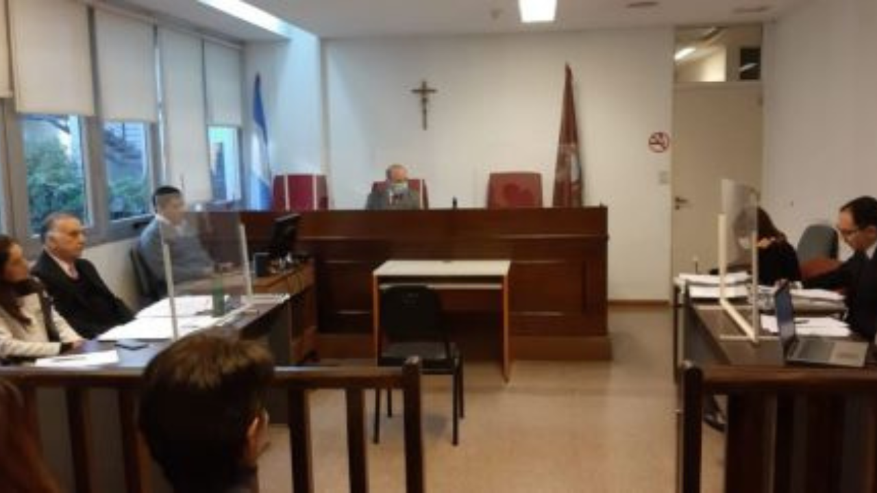 El juez Francisco Mascarello, vocal de la Sala VII del Tribunal de Juicio, absolvió en forma lisa y llana a Norma Beatriz Brandoni del delito de homicidio culposo por el que había llegado requerida a juicio, en los términos de lo dispuesto en el artículo 428, inciso "c", del Código Procesal Penal.