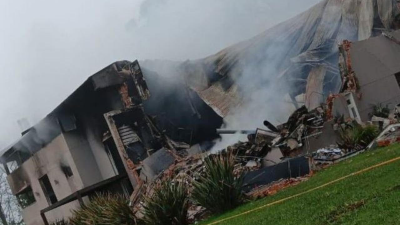 Un voraz incendio arrasó esta madrugada con una fábrica de perfumes ubicada sobre la Ruta Provincial 47, a pocos metros del ingreso al barrio cerrado Arroyo Dulce, camino a Navarro.