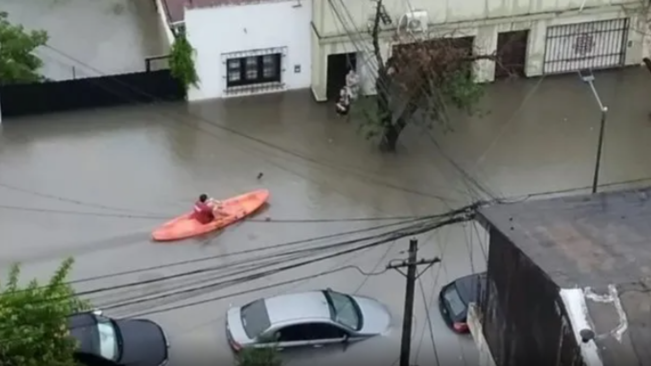 La ciudad de Corrientes no soportó la lluvia que superó los 200 mm y anegó casi todo su éjido.  Se suspendieron las clases para este lunes 4.