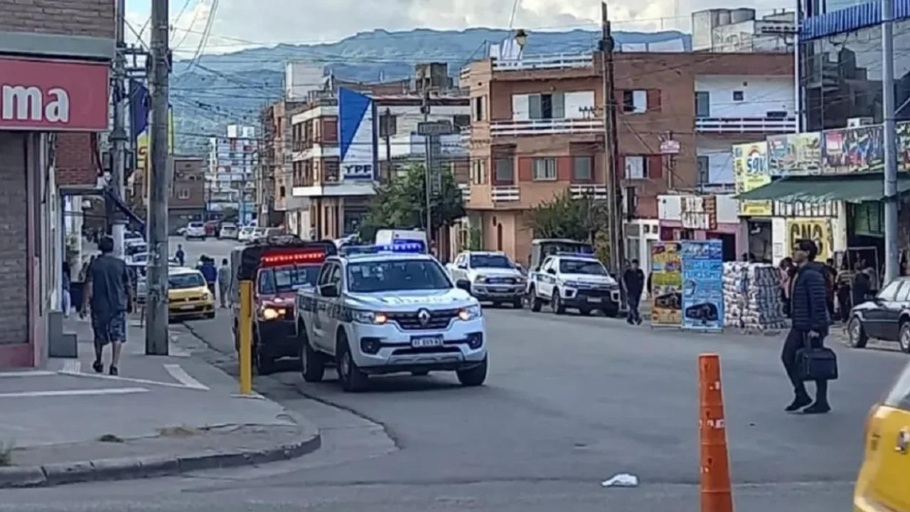 El propietario ubicó su vehículo en una pendiente y se fue. Sin embargo, el auto bajó a toda velocidad y atropelló a dos personas. La víctima que sorvevivió sufrió una fractura y tuvieron que internarla.