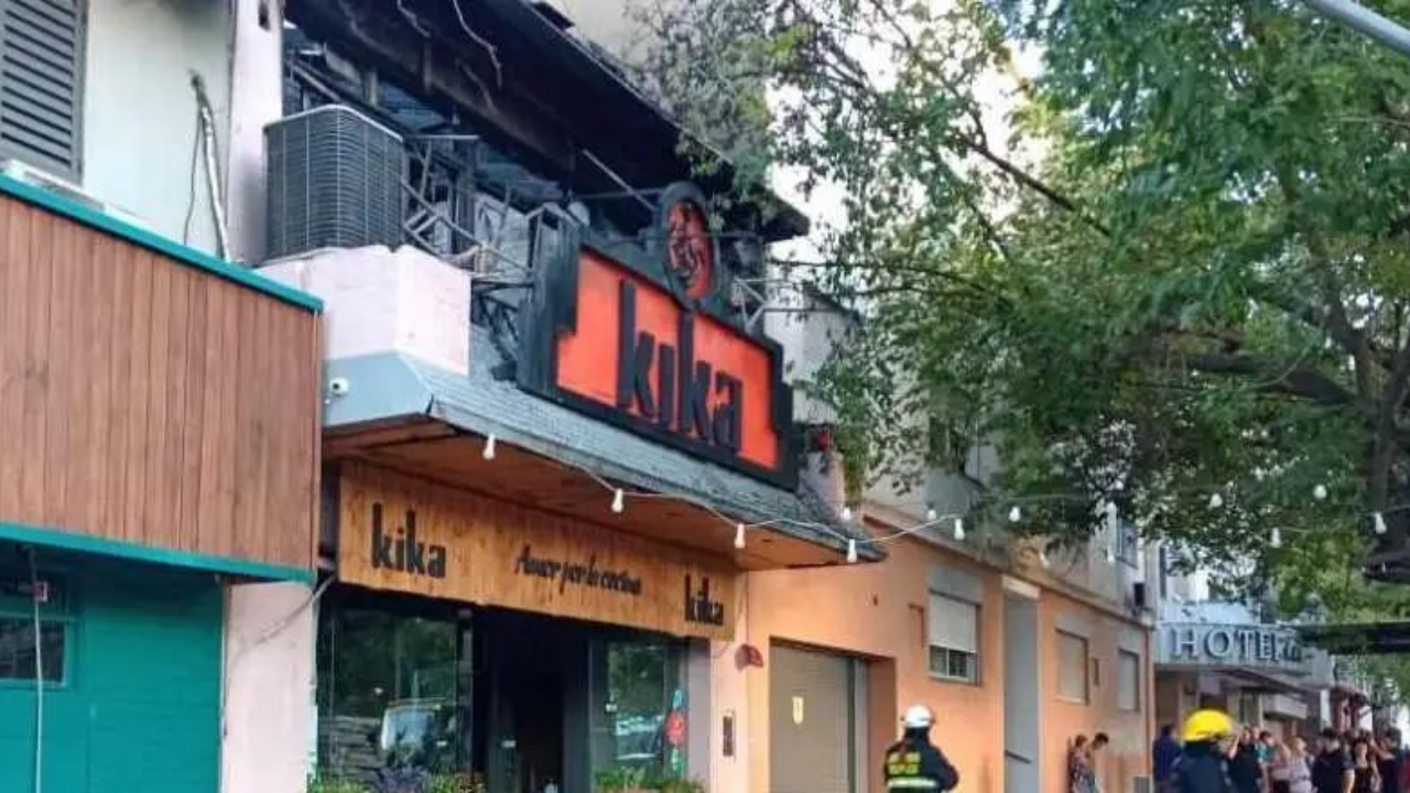 El fuego arrasó con la totalidad del local "Kika", en calle Belgrano...