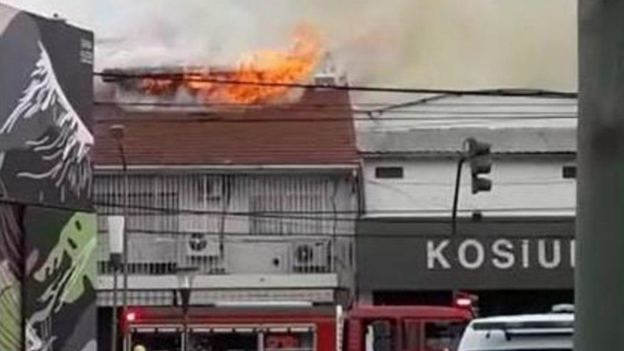 El local está ubicado en avenida Mitre y Olaguer y Feliú, pleno centro comercial de Munro. Comenzó cerca de las 15 y trabajan bomberos, SAME y la policía.