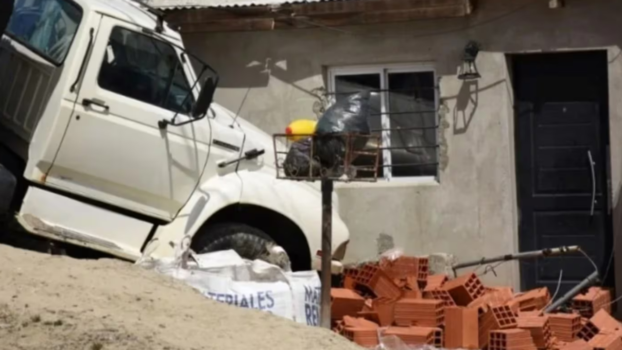 El vehículo fuera de control se incrustó en una casa, provocó una fuga de gas y obligó a evacuar a varias familias. Ocurrió en Comodoro Rivadavia.