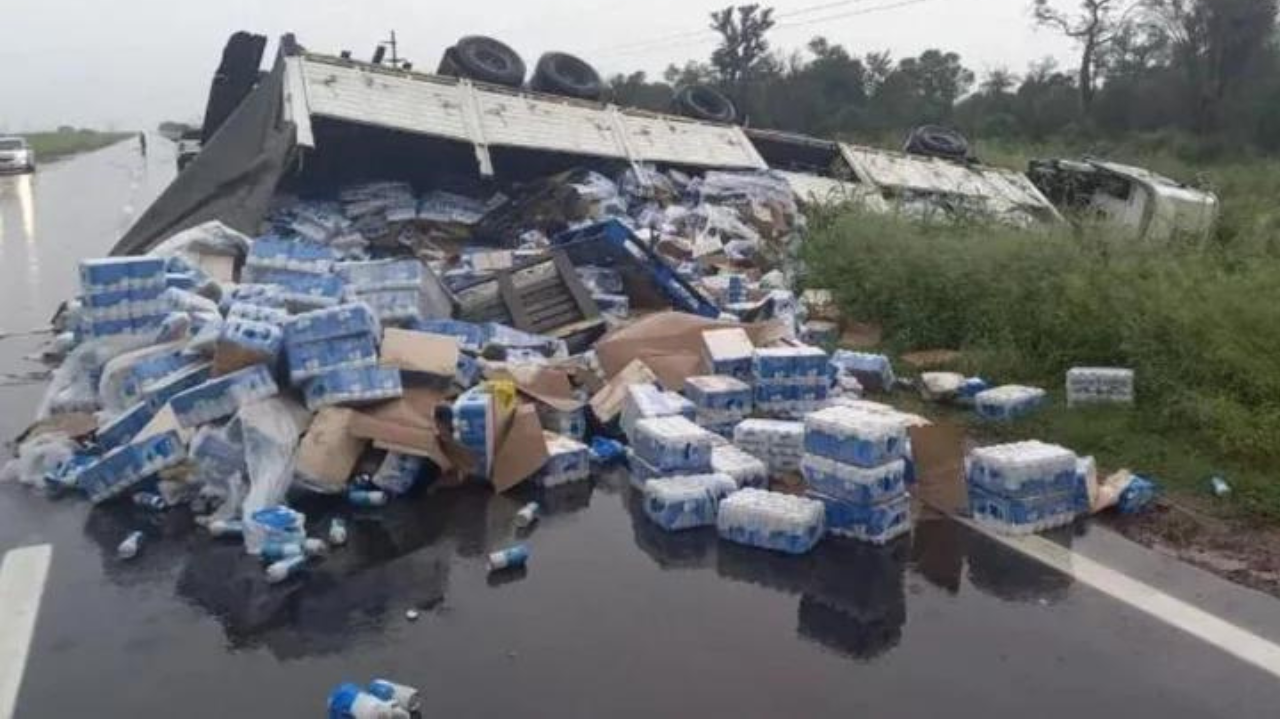 El hecho se produjo el pasado sábado cuando un camión chocó con una camioneta y terminó volcado a un costado de la ruta. Por el accidente terminaron cinco personas heridas, entre ellos un nene de 12 años...