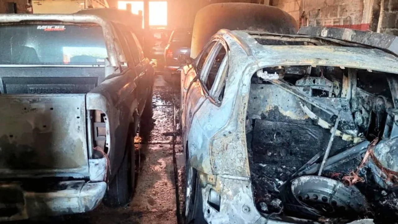 Un incendio de grandes proporciones se registró en la mañana de este martes en un taller mecánico ubicado en calle Isaías Torres 336 donde al menos cinco de nueve vehículos resultaron afectados por las llamas.