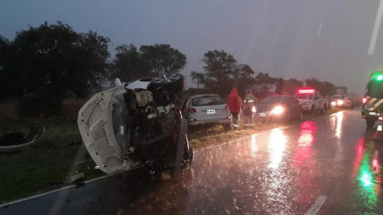 Otras tres personas, dos adultos y una menor de 7 años, resultaron heridas y fueron trasladadas al Hospital Penna. La ruta se encuentra parcialmente cortada al tránsito en cercanías del kilómetro 704.