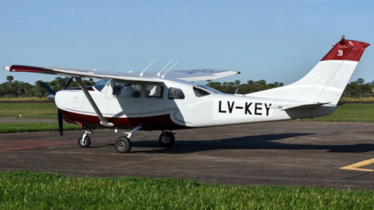 Una aeronave fue sustraída en la madrugada  navideña de uno de los hangares del Aeroclub que está próximo a la localidad chaqueña de Basail. El hecho es investigado por el fiscal en turno Víctor Recio. De acuerdo al registro y seguimiento Flightradar (FR) pasó la frontera con Paraguay y siguió a Bolivia.