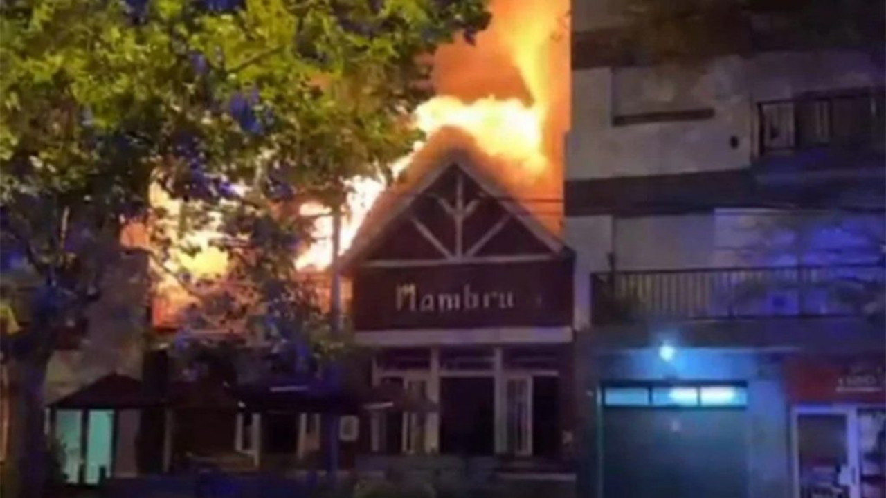 La tragedia se inició cuando el local estaba abierto y los clientes tuvieron que salir a la calle. No hubo heridos y los bomberos trabajaron hasta la madrugada terminar de extinguir el fuego.