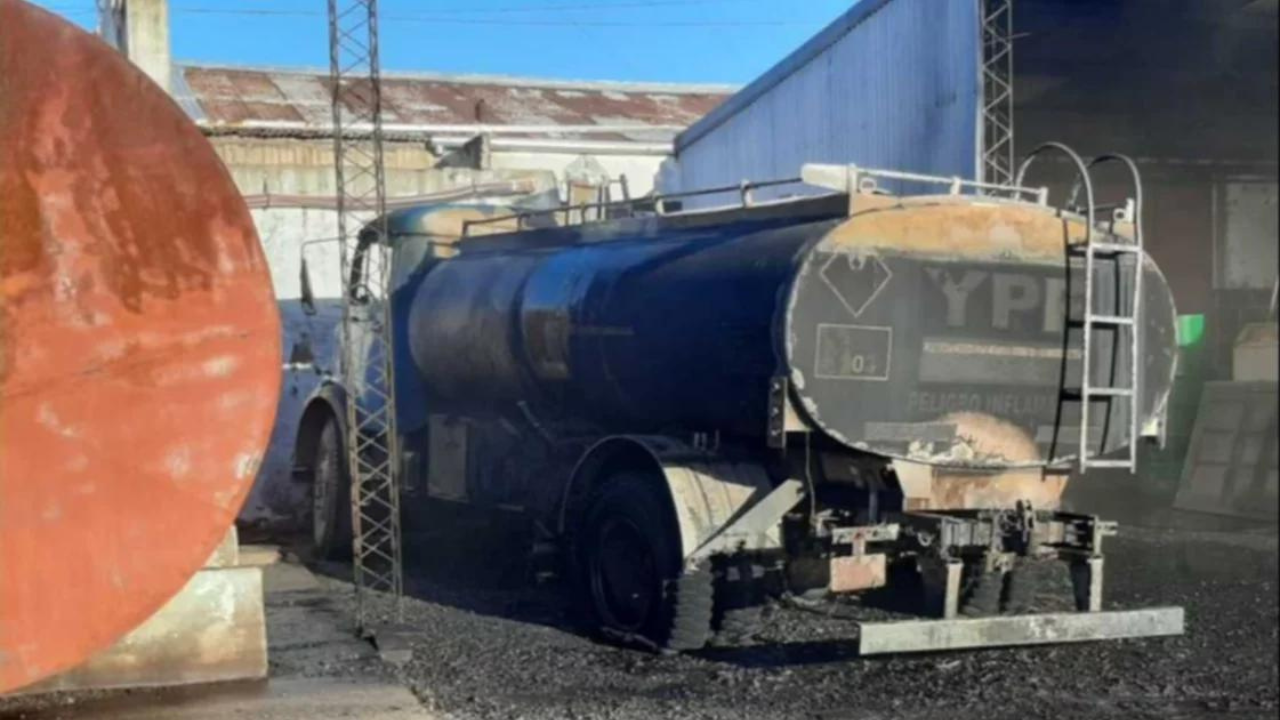 Un hombre sufrió lesiones graves luego que ayer a la tarde se produjo una explosión en un camión con cisterna, cargado con combustible, en una estación de servicios de Bernardo Larroudé...