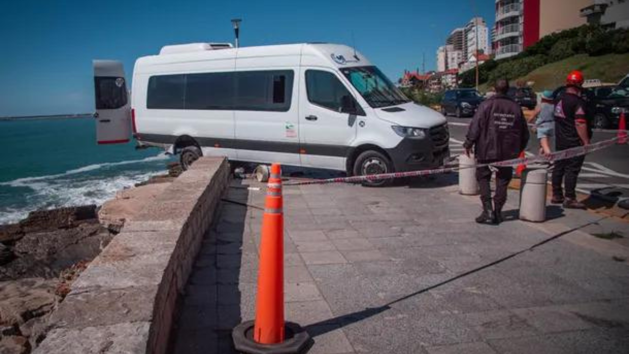 El vehículo impactó contra la defensa de piedras que separa la vereda y el murallón que da al mar.