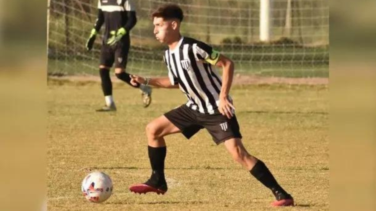 Se trata de Fabricio Domínguez, integrante de la Cuarta División del club Club Atlético Gimnasia y Esgrima Mendoza y se encuentra internado en terpia intensiva.