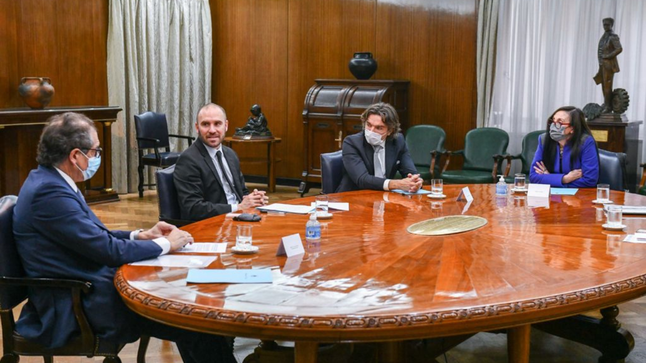 El Ministro de Economía, Martín Guzmán, junto al presidente del BCRA, Miguel Pesce, el titular de la Comisión Nacional de Valores, Adrián Cosentino, y la superintendenta de Seguros de la Nación, Adriana Guida, firmaron este martes una declaración conjunta que apunta a impulsar el desarrollo de las finanzas sostenibles en Argentina.