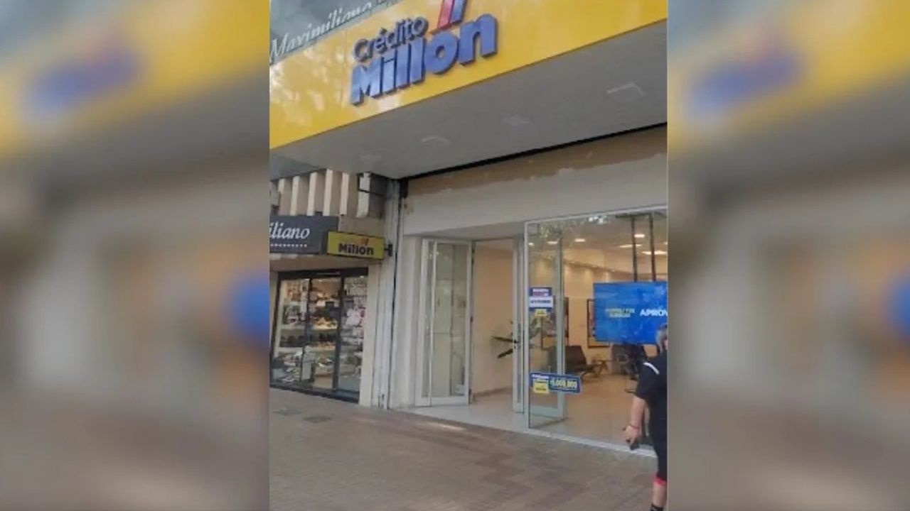 Dos delincuentes armados asaltaron el local cuando los trabajadores se disponían a cerrar. Un tercer cómplice los esperaba en un vehículo.