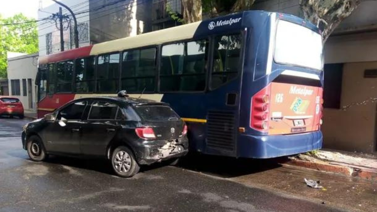 La unidad había quedado encendida y sin chofer cuando tres sujetos ascendieron e intentaron fugarse, pero ocasionaron varios choques que les impidieron continuar con la fuga. Hay un detenido...