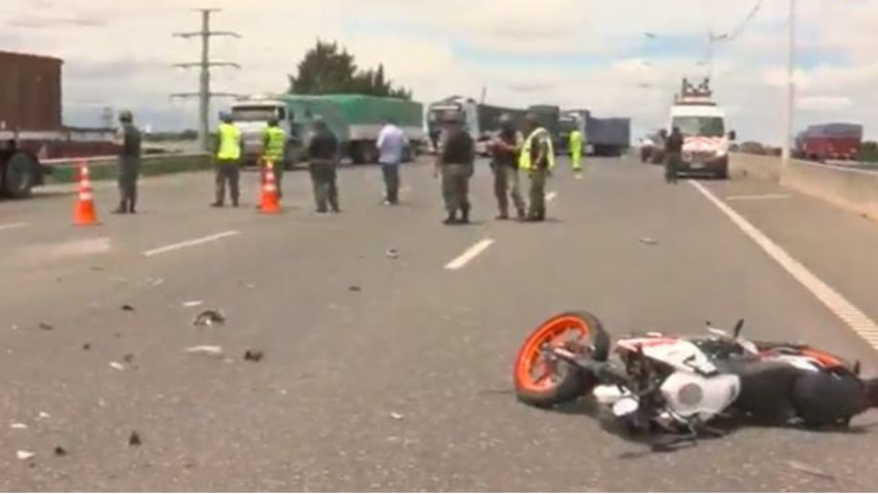 Los otros vehículos siniestraron fueron un auto y una moto que se trasladaban en el carril contrario.