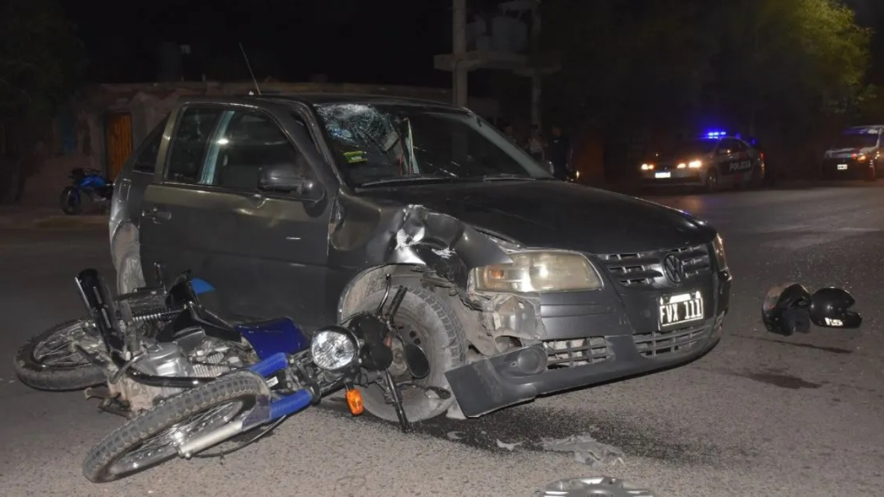 El hombre, de 40 años, circulaba en un vehículo que embistió a una moto en la que viajaba la víctima.