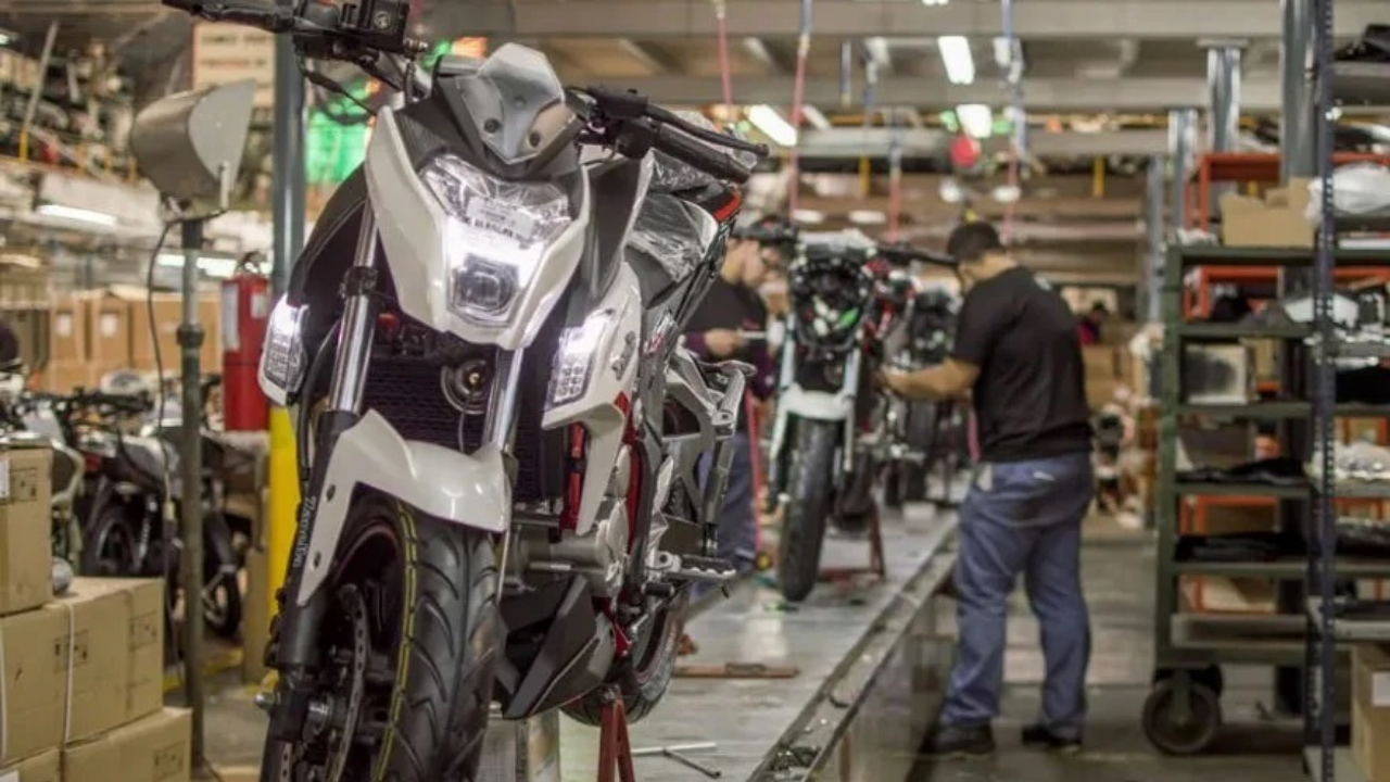 Las motos con motores desde 50 hasta 250 centímetros cúbicos y su equivalente eléctrico tendrán que incluir sistema de frenado combinado (CBS)...