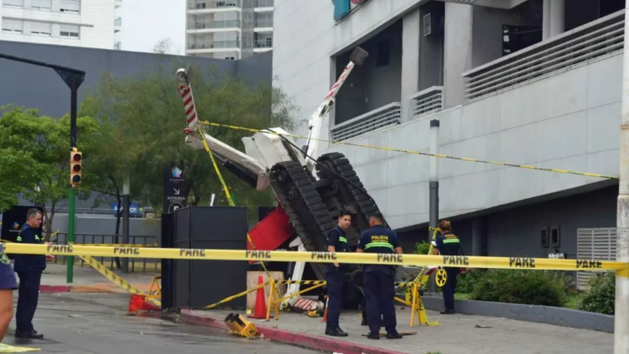 La máquina era manipulada por el dueño de la empresa, quien resultó herido; la máquina elevadora cayó desde aproximadamente 20 metros de altura...