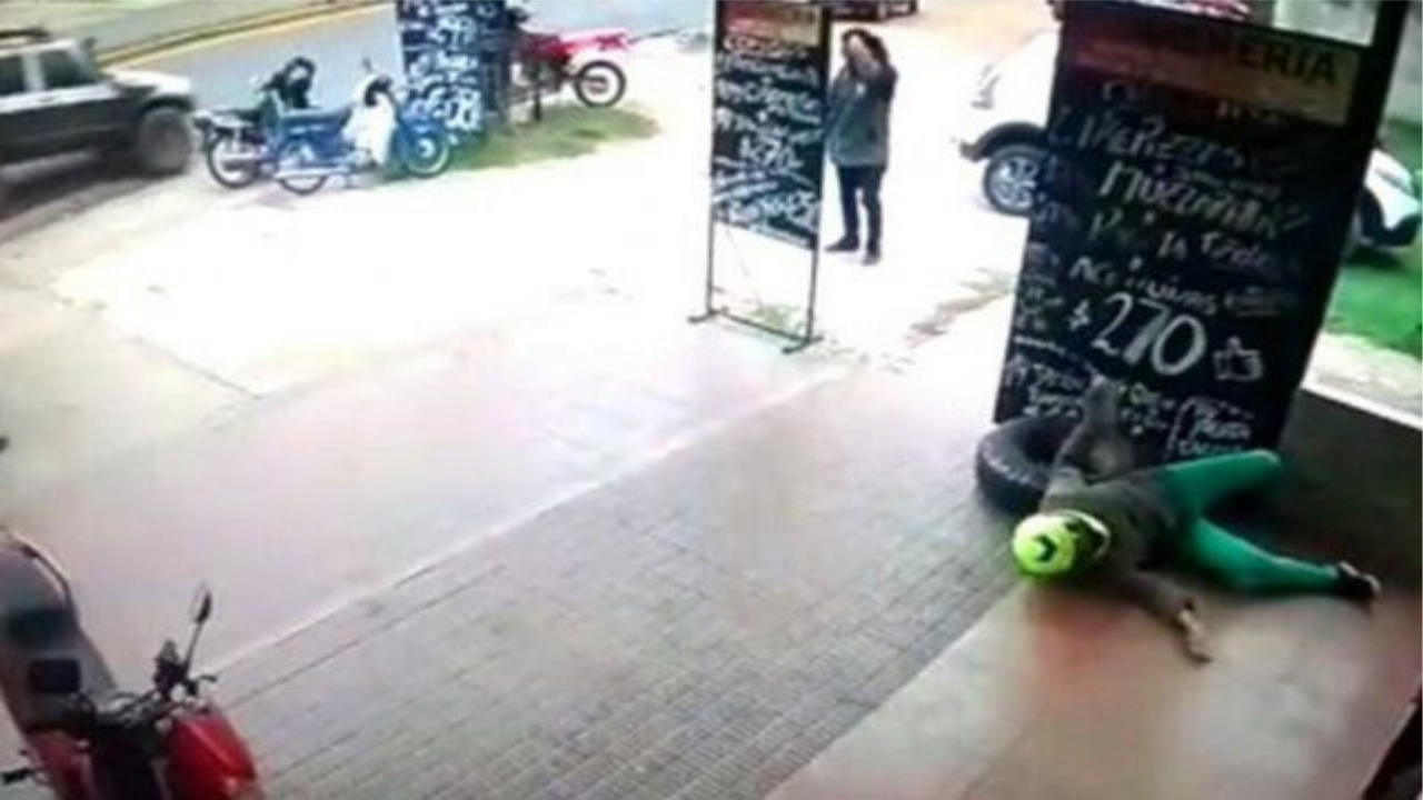 El momento fue captado por las cámaras de seguridad de un local comercial de la avenida Cárcano, en Carlos Paz...