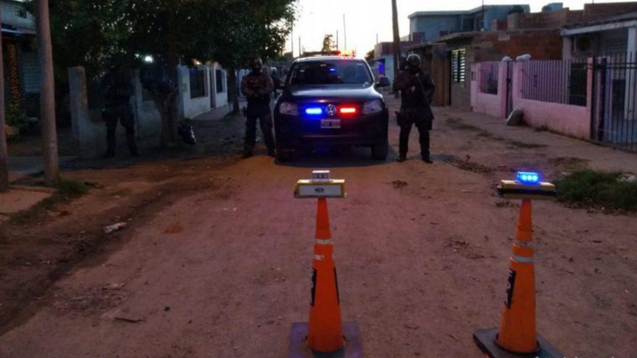 El menor de 11 años se encontraba jugando en el patio de la casa de una familia conocida, cuando se produjo el incidente. Sufrió la amputación del miembro superior e inferior izquierdo y luego falleció.