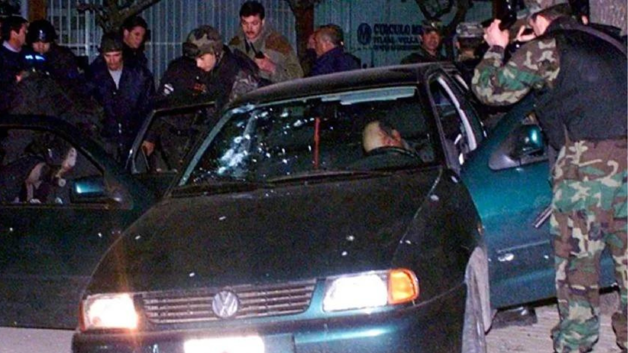 El vehículo atacado por los policías, aún con el cuerpo de Carlos Cháves, gerente de la sucursal en el automóvil.