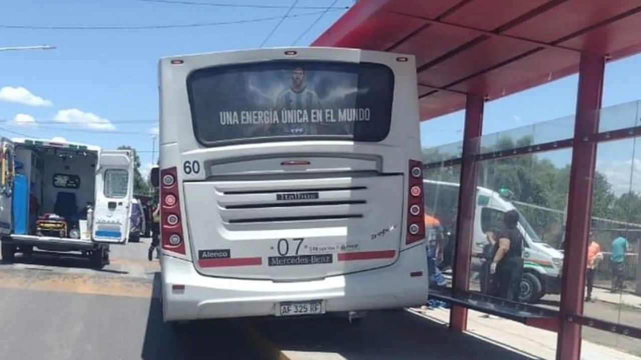 La víctima quedó atrapada entre un cesto de basura de cemento y la estructura de la parada y permanece internada. El siniestro ocurrió este miércoles en Guaymallén, Mendoza.