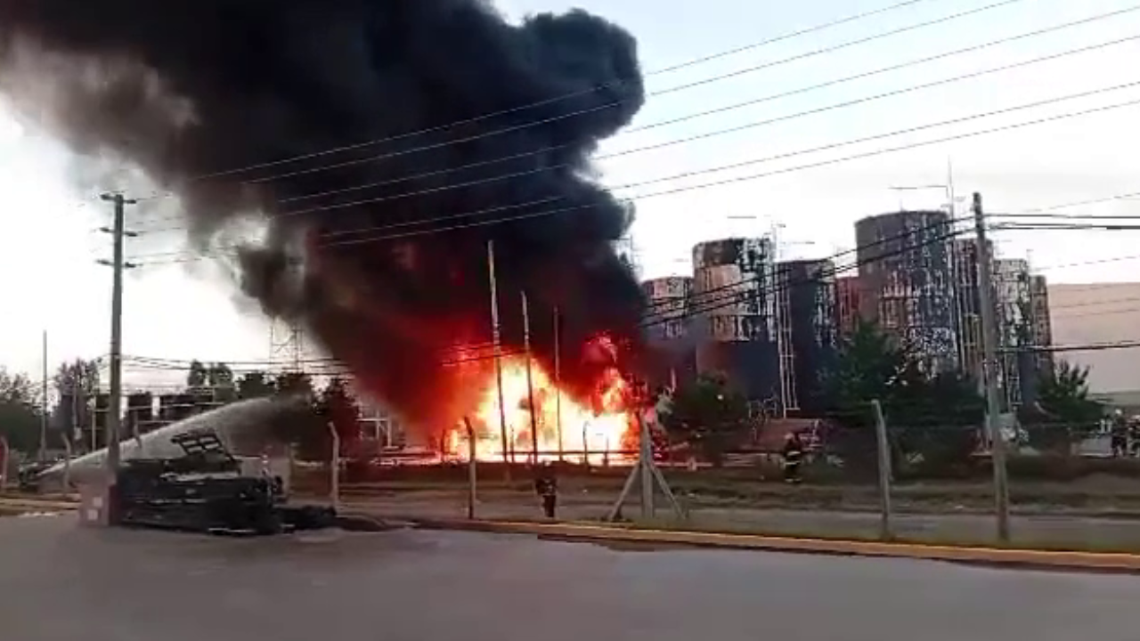 La empresa donde se produjo el siniestro es Nueva Energía y se dedica a la refinería de combustibles. El accidente habría ocurrido mientras se cargaba un camión.