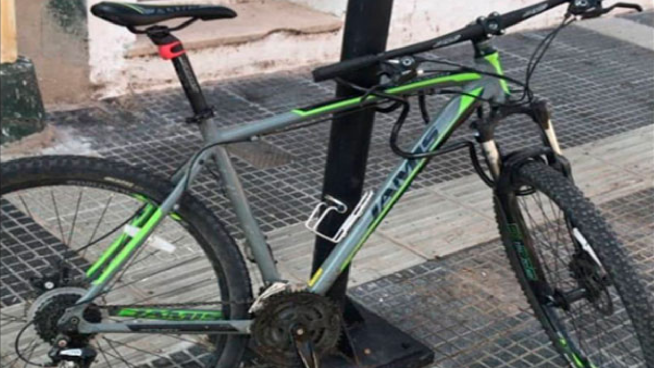 Los delincuentes ingresaron por la puerta principal del edificio, ubicado en calle Mendoza y se dirigieron al garaje, supo Elonce. Se llevaron una moto Yamaha y tres costosas bicicletas. El testimonio del damnificado.