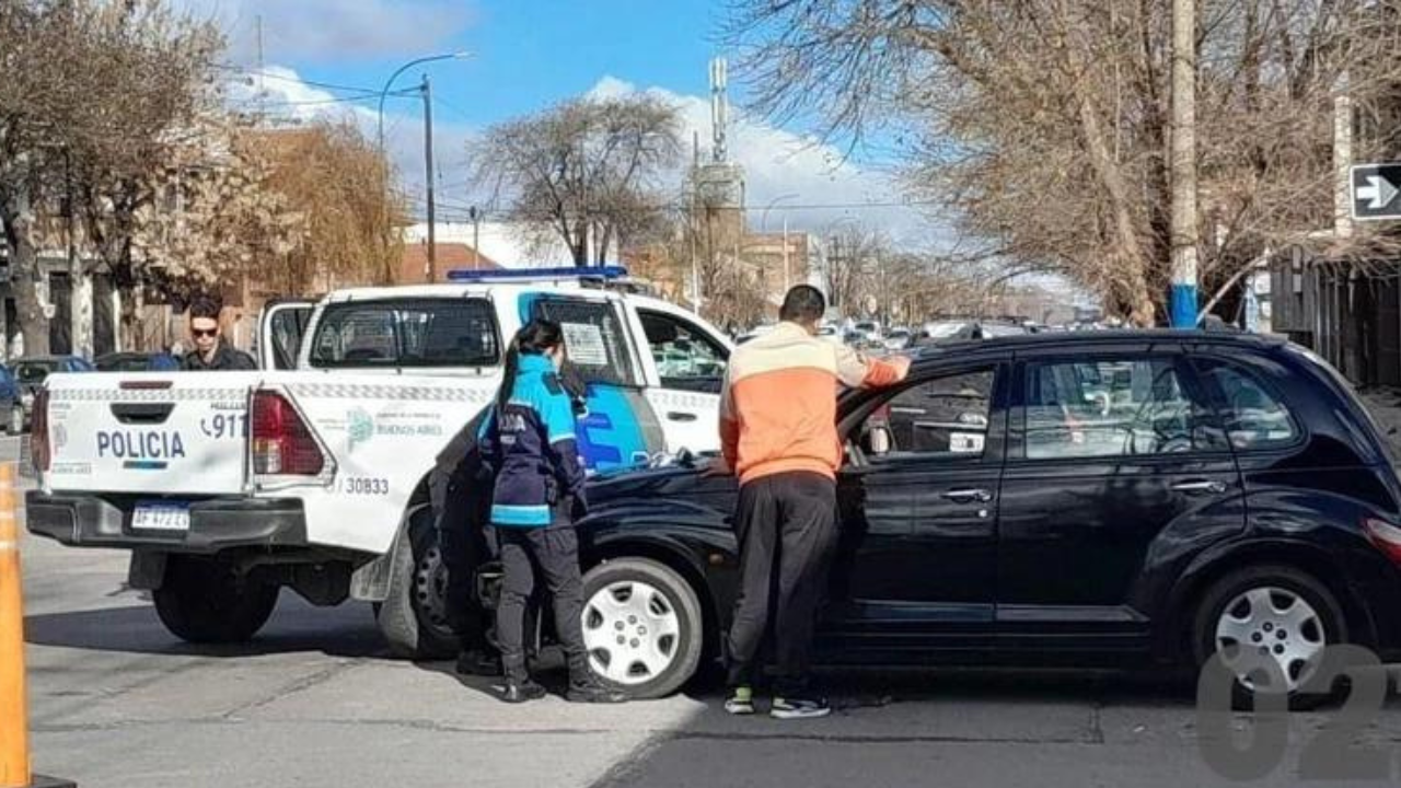 La escena fue detectada a través de las cámaras del COM. El conductor circulaba en contramano por calle Rawson y fue interceptado a la altura de Jara.