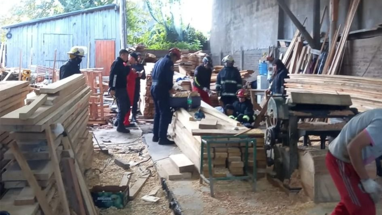 Un accidente laboral ocurrido en las últimas horas en una maderera de La Plata terminó con un joven empleado de 24 años en gravísimo estado de salud.