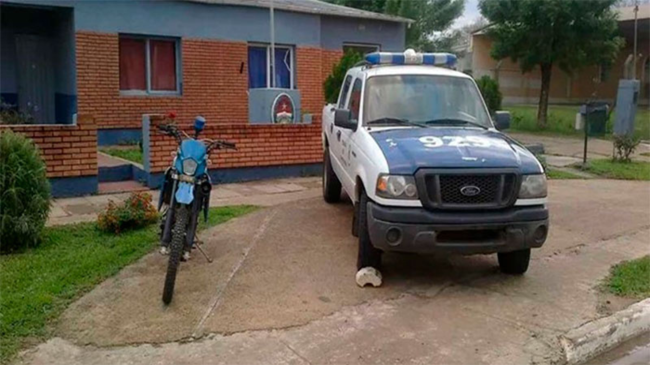 Una mujer dejó la llave de su casa oculta dentro de un balde y salió. Cuando regresó a la vivienda, se encontró con que le habían robado una importante suma de dinero que tenía guardada. La puerta y la ventana no estaban forzadas.