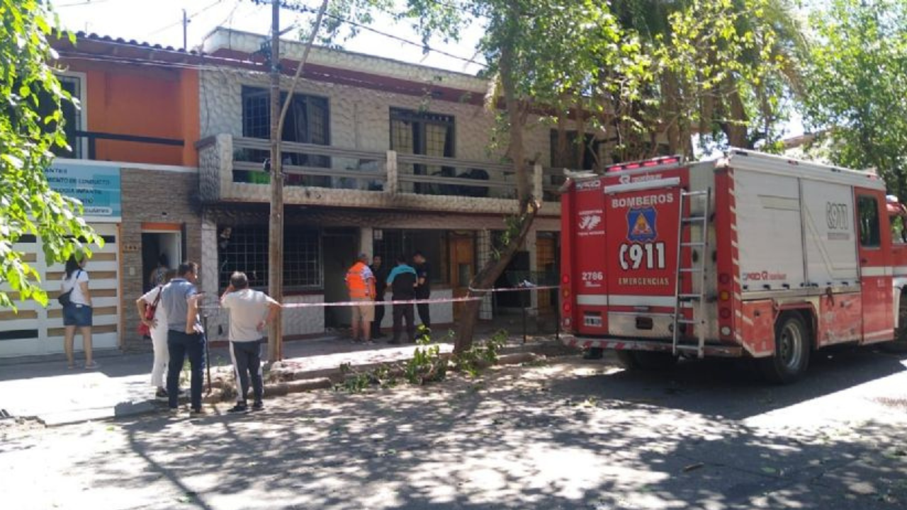 La explosión de un termotanque provocó que al menos 8 departamentos ardieran en Ciudad. El estruendo alteró la mañana del domingo...