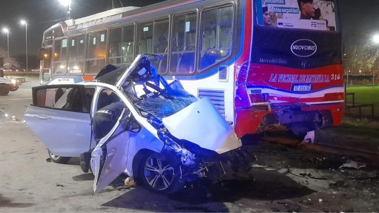 Ocurrió en Ciudad Evita. Los dos ocupantes de un Peugeot 208 fallecieron en el acto. "Venían como a 120 corriendo picadas", contó un testigo.