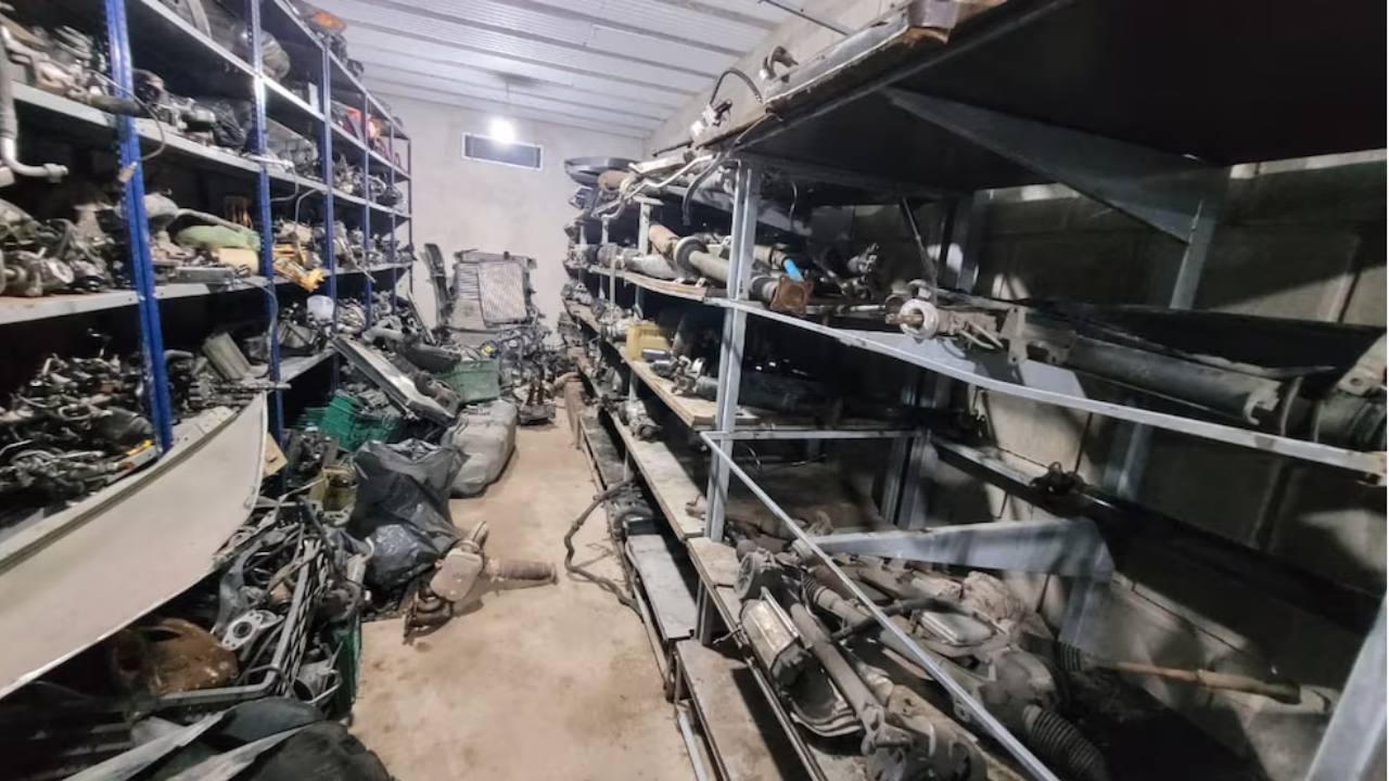 El operativo lo llevó a cabo la Policía de la Ciudad de Buenos Aires, que secuestró cientos de autopartes preparadas para la venta ilegal. Hay cuatro detenidos.