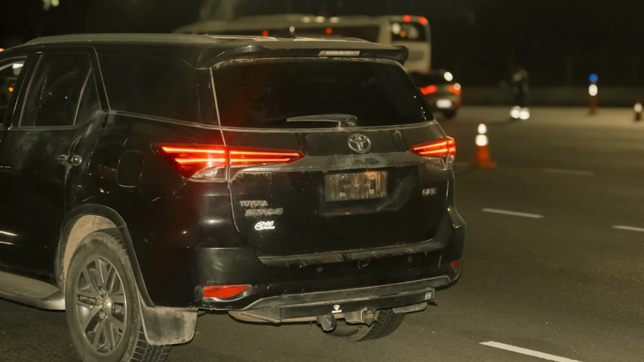 Ocurrió en el kilómetro 152 de la Ruta Nacional 9. Allí, los agentes detectaron que circulaba con ambas patentes tapadas y encintadas para evitar multas.