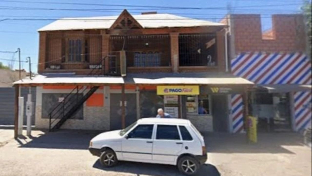 Fue en la madrugada de este viernes en un local de la red de cobranza ubicado en calle General Acha. Una cámara de seguridad captó a los dos ladrones en plena acción.