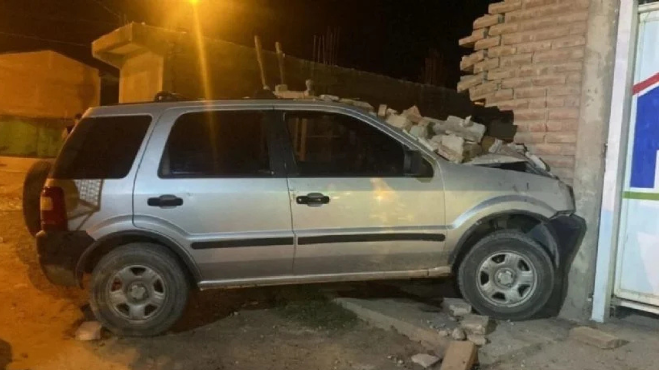 Un hombre y una mujer protagonizaron el insólito accidente en la localidad de Centenario, provincia de Neuquén. Tras el choque, ella escapó corriendo si ropa. Él dió positivo al test de alcoholemia.