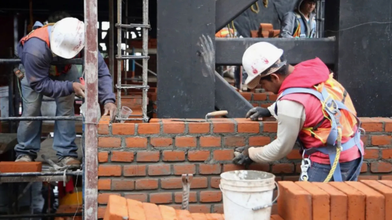 El obrero falleció en el Barrio Volcán, de Tupungato, tras un accidente laboral. Autoridades investigan las condiciones de seguridad en la obra.