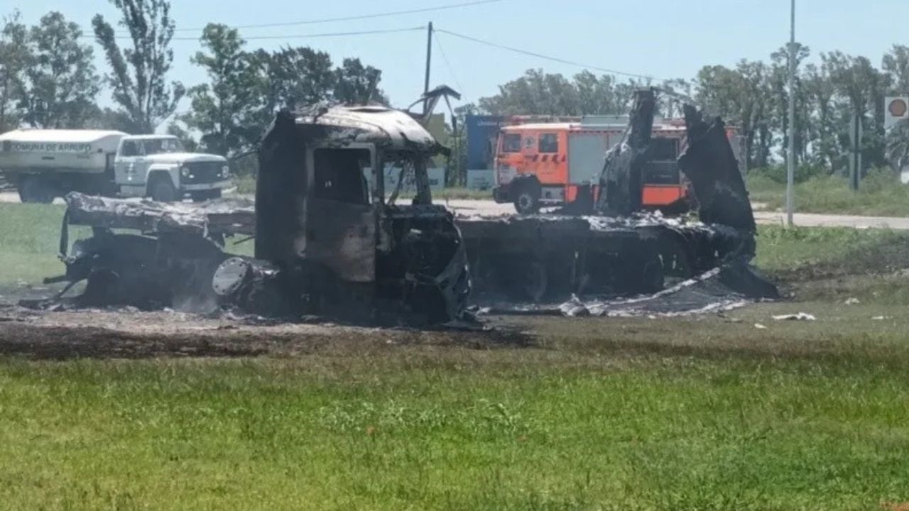 Minutos antes de las 15, a la altura del kilómetro 343, cerca de la localidad de Arrufó, en el departamento San Cristóbal, dos camiones protagonizaron una colisión frontal que dejó como saldo dos personas fallecidas y una tercera en estado crítico.