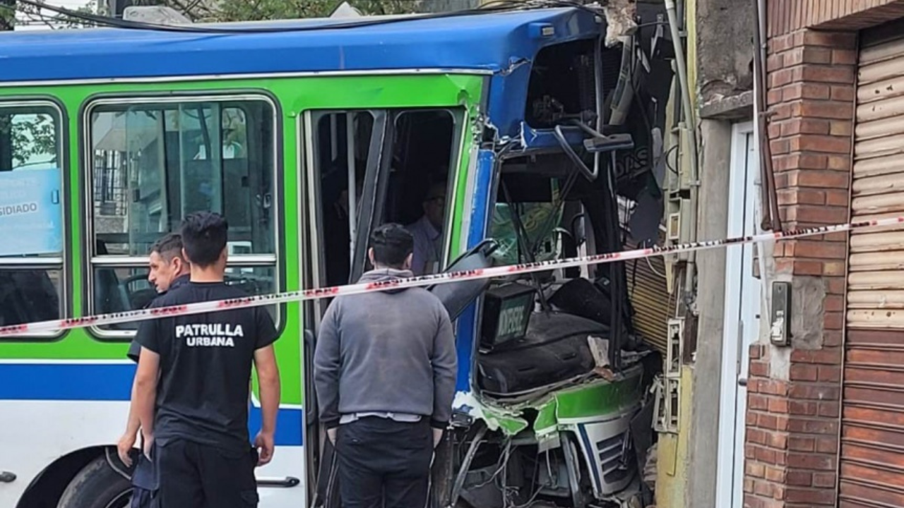 Los heridos eran pasajeros del colectivo, que iba repleto en la hora pico de la mañana. Hubo un gran operativo para trasladarlos a los hospitales de Quilmes y Solano.