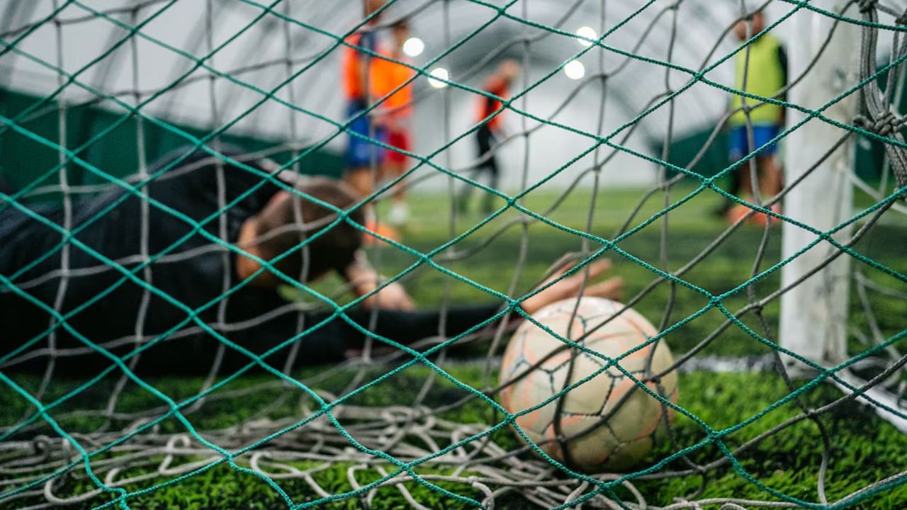 La Justicia marplatense resolvió un litigio de larga data originado por las graves lesiones que sufrió un joven por la falta de protección perimetral en un predio deportivo. El tribunal fijó una indemnización que incluye gastos médicos, tratamientos y secuelas físicas, y además ordenó obras urgentes de protección y señalización.