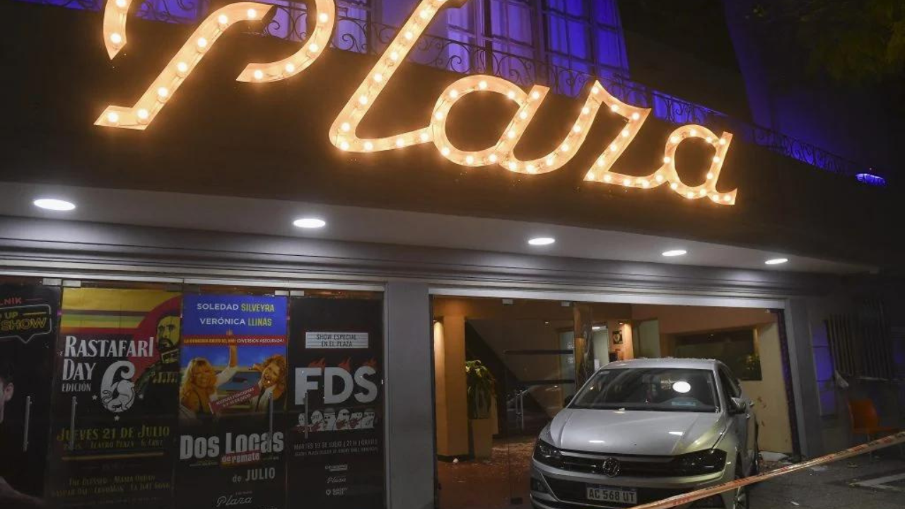 El conductor, por razones que se tratan de establecer, perdió el control del vehículo y terminó colisionando contra el ingreso al teatro en el momento en que la gente estaba saliendo de una función.