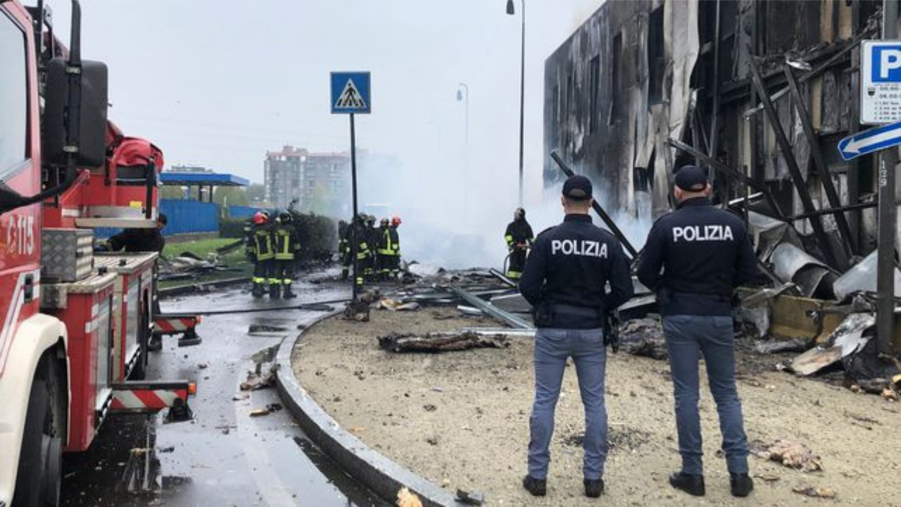 Minutos después de despegar se estrelló contra un edificio vacío...