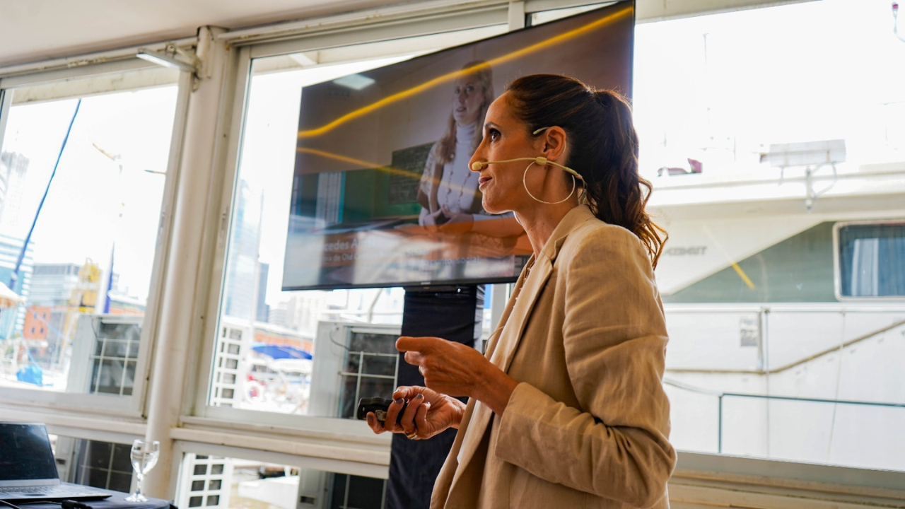 Una de las charlas más destacadas del Foro fue presentada por la referente en seguro de crédito a la exportación, Julieta Bayugar. La sesión atrajo a una audiencia ávida por conocer estrategias innovadoras para impulsar el crecimiento y la expansión en el mercado global.