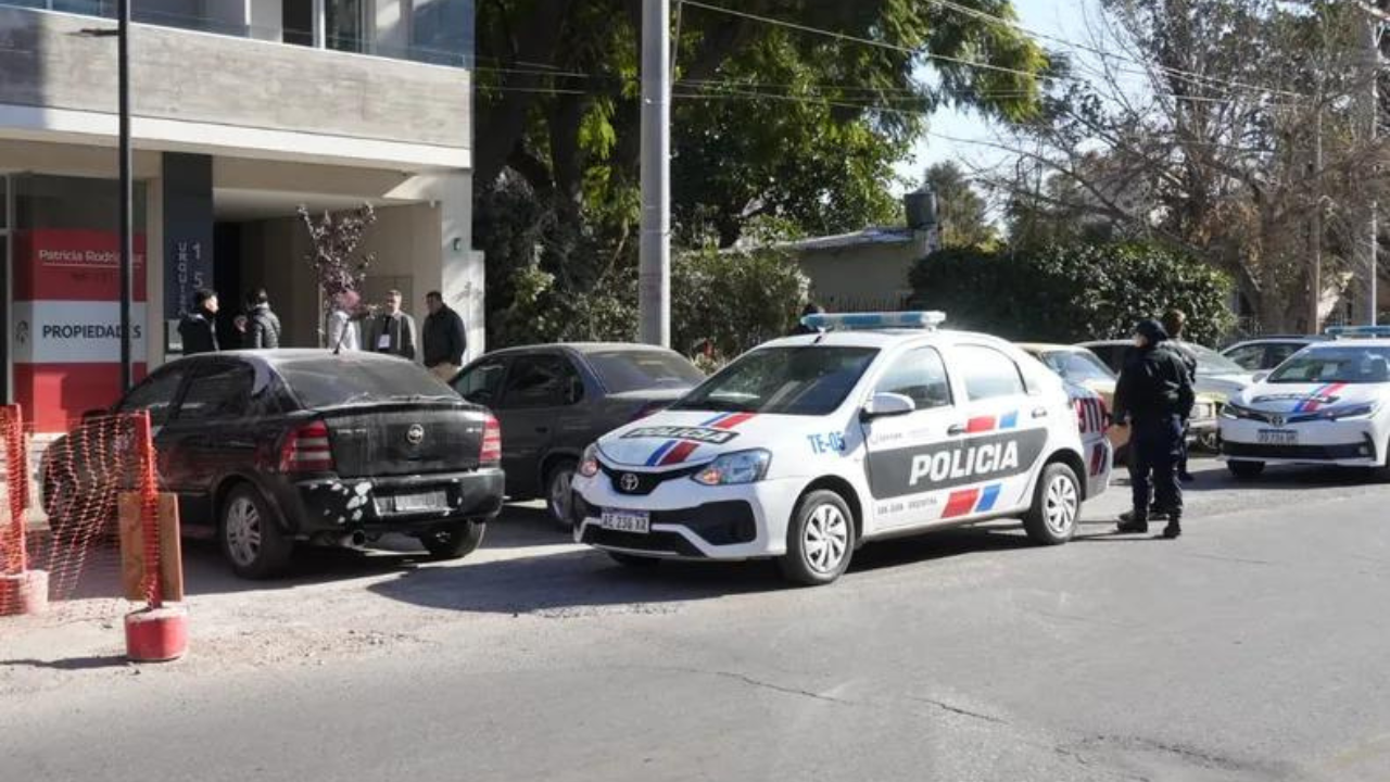 Tres sujetos uniformados esgrimieron armas de fuego para amedrentar a las víctimas, las maniataron y, luego, se fugaron con el botín. Las autoridades judiciales creen que no fue al azar y, por el momento, se sirven de las cámaras de seguridad para identificar a los responsables.