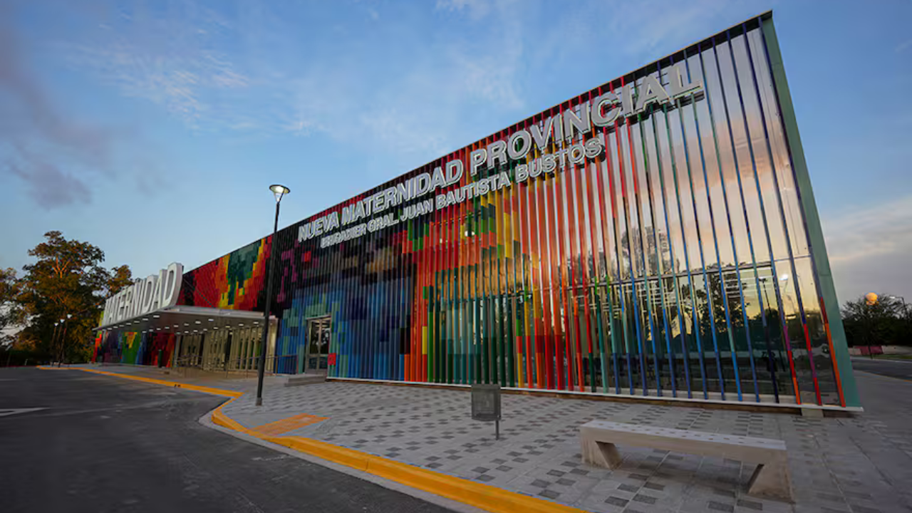 También hay por lo menos dos casos de madres que murieron luego de someterse a una cesárea.