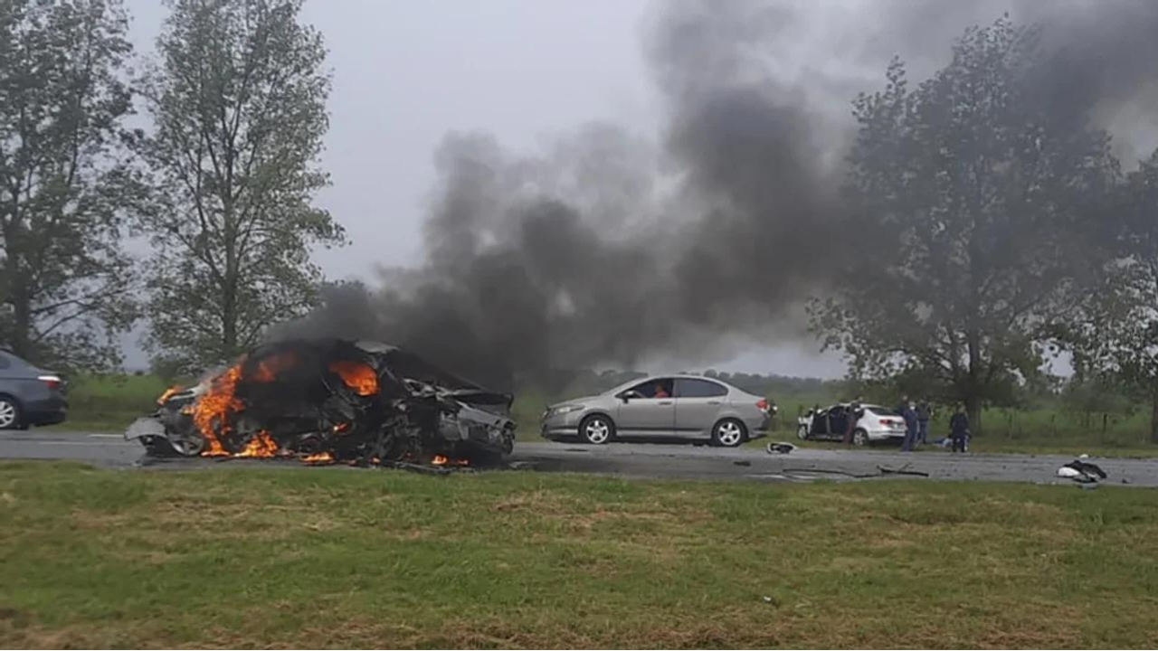 Un trágico accidente se registró en la Ruta 9, donde se confirmaron tres personas fallecidas y cinco heridos...