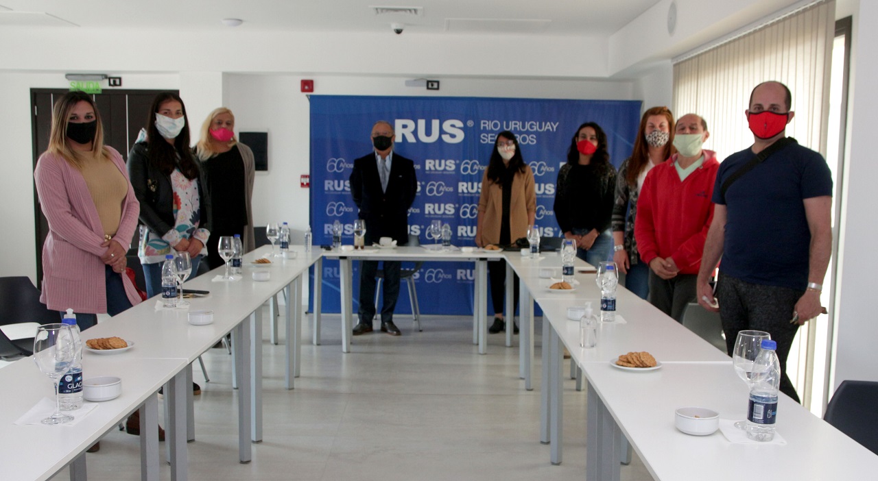 Ayer, a través de la plataforma Google Meet, se realizó la presentación, con el objetivo de formar en seguros a un grupo de personas de sectores marginados...